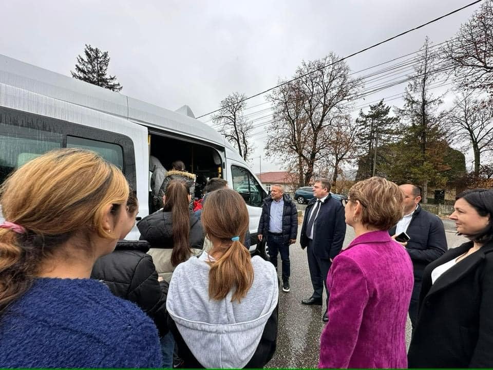 CONSILIUL JUDEȚEAN A PREDAT MICROBUZUL ȘCOLAR ELECTRIC PENTRU COPIII DIN CORCOVA CONSILIUL JUDEȚEAN A PREDAT MICROBUZUL ȘCOLAR ELECTRIC PENTRU COPIII DIN CORCOVA