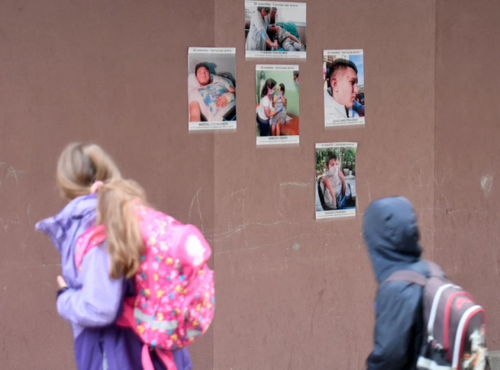 In Kosovo au plasate în mai multe locații afișe cu fotografii cu copii care au suferit torturi din partea albanezilor kosovari In Kosovo au plasate în mai multe locații afișe cu fotografii cu copii care au suferit torturi din partea albanezilor kosovari