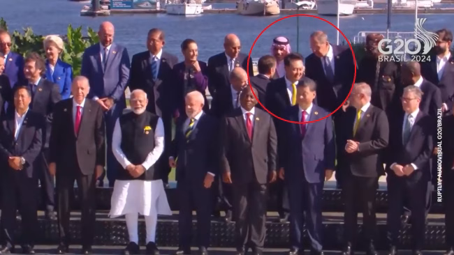 Rușii îl ironizează pe Macron după ce a vrut să ii strângă mâna lui Lavrov la G20 Rușii îl ironizează pe Macron după ce a vrut să ii strângă mâna lui Lavrov la G20