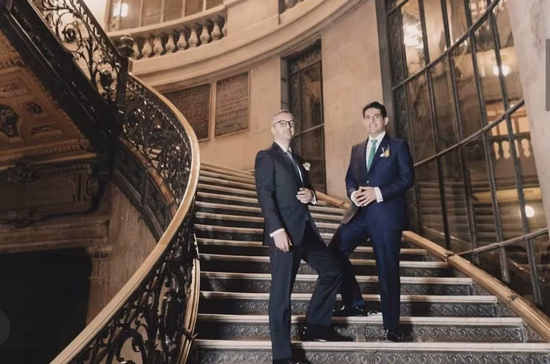 Fostul purtător de cuvânt al MAE în guvernul Cioloș, nuntă gay cu scandal Fostul purtător de cuvânt al MAE în guvernul Cioloș, nuntă gay cu scandal