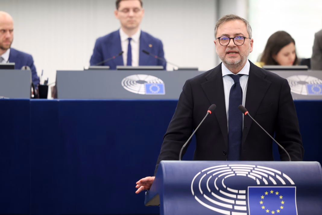 Europarlamentarul Dan Motreanu: Am solicitat Comisiei Europene garanții pentru alegeri libere prin monitorizarea riguroasă și aplicarea strictă a prevederilor privind combaterea dezinformării Europarlamentarul Dan Motreanu: Am solicitat Comisiei Europene garanții pentru alegeri libere prin monitorizarea riguroasă și aplicarea strictă a prevederilor privind combaterea dezinformării