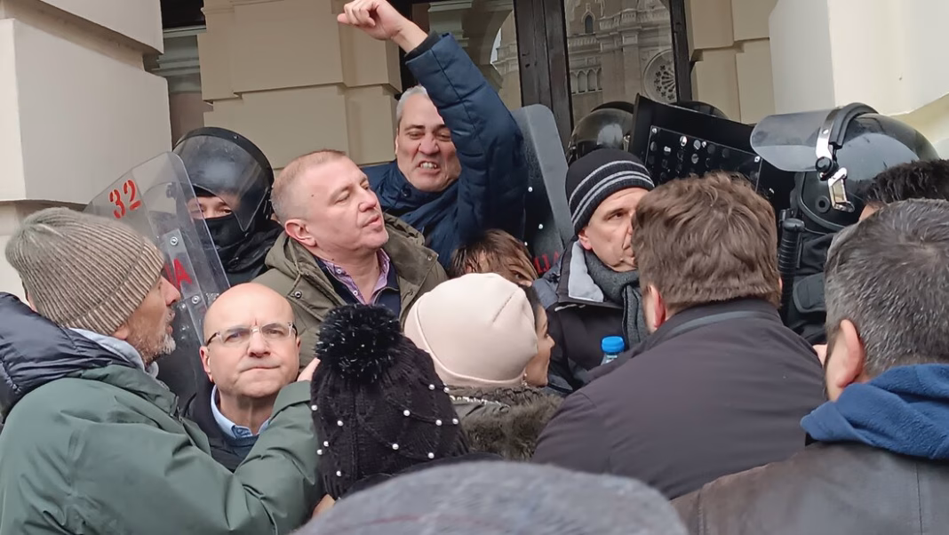 Vučić acuză violența opoziției la Novi Sad Vučić acuză violența opoziției la Novi Sad