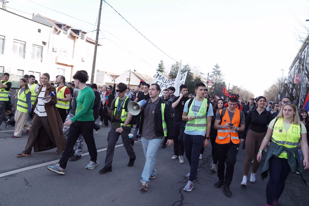 Studenți din Belgrad au plecat pe jos către Novi Sad, unde sâmbătă va avea loc un mare miting de protest după tragedia de la gară Studenți din Belgrad au plecat pe jos către Novi Sad, unde sâmbătă va avea loc un mare miting de protest după tragedia de la gară