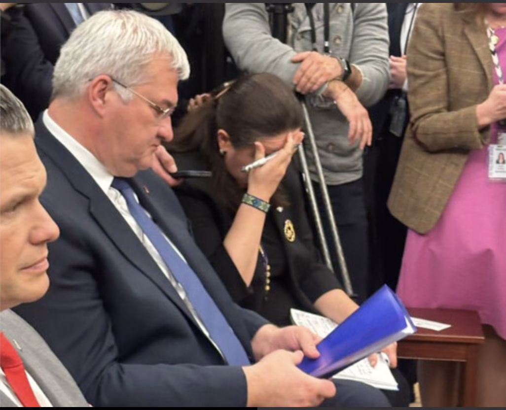 Ambasadoarea Ucrainei in America și-a pus mâinile in cap când Zele a început cearta cu Trump și Vance in Biroul Oval Ambasadoarea Ucrainei in America și-a pus mâinile in cap când Zele a început cearta cu Trump și Vance in Biroul Oval