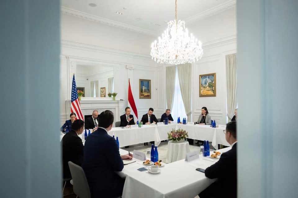 În timp ce Hurezeanu stă prin holurile hotelurilor, ministrul de externe ungar este în America În timp ce Hurezeanu stă prin holurile hotelurilor, ministrul de externe ungar este în America