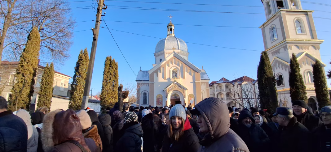 LA BUCURESTI, TĂCERE: După ce au furat Capela Mitropoliților Bucovineni, ucrainienii au luat prin forță și biserica unde își doarme somnul de veci Eroul Unirii Bucovinei cu România, Iancu Flondor LA BUCURESTI, TĂCERE: După ce au furat Capela Mitropoliților Bucovineni, ucrainienii au luat prin forță și biserica unde își doarme somnul de veci Eroul Unirii Bucovinei cu România, Iancu Flondor