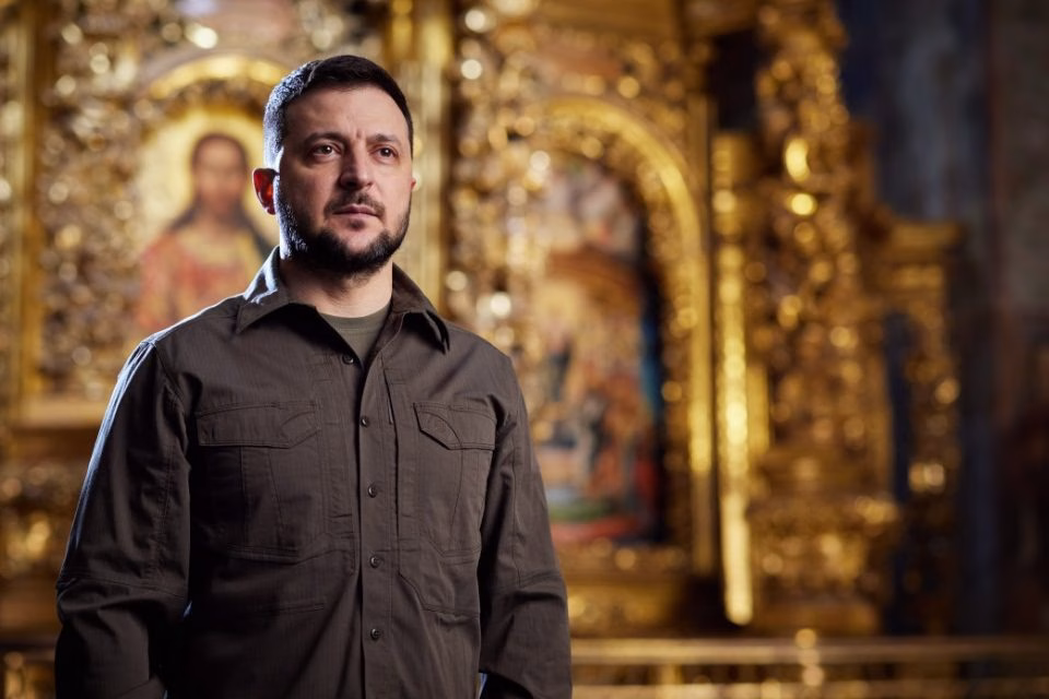 Zele, scandalagiul din Biroul Oval, își bate joc și încalcă Constituția Ucrainei împotriva Bisericii Ortodoxe Române Zele, scandalagiul din Biroul Oval, își bate joc și încalcă Constituția Ucrainei împotriva Bisericii Ortodoxe Române