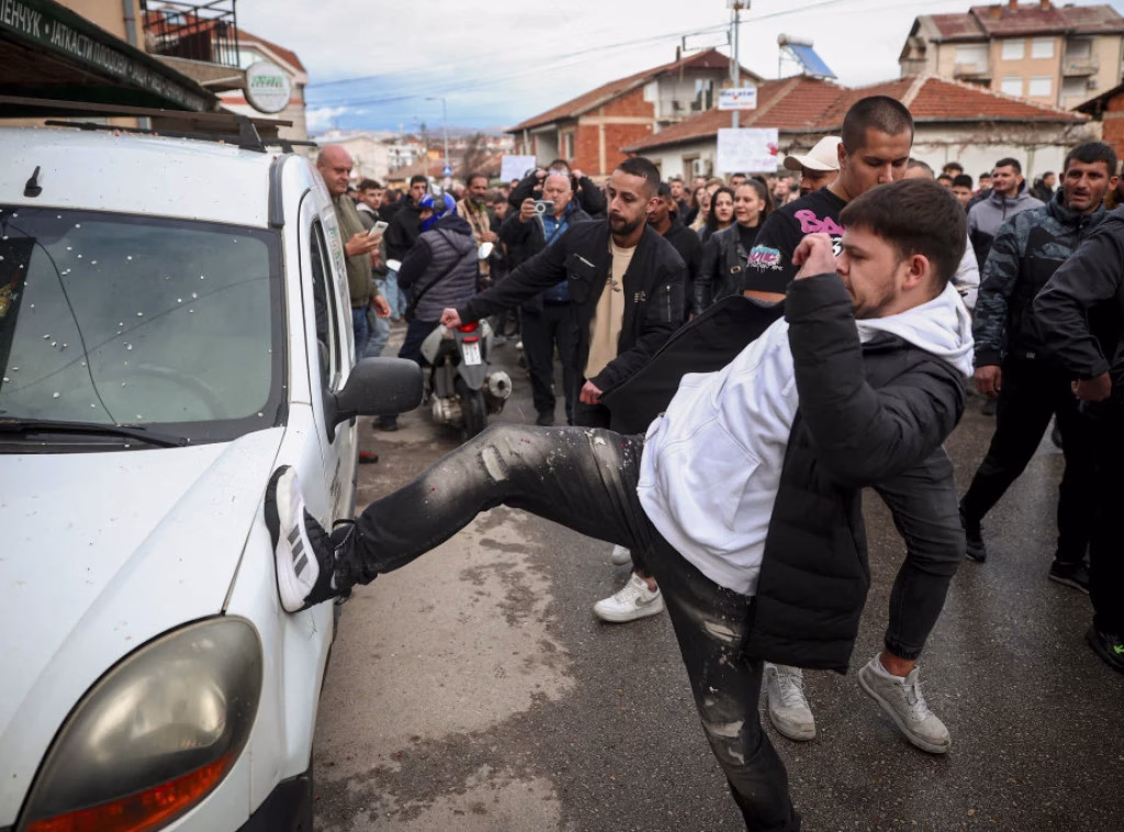 Macedoneni revoltați au demolat o cafenea care era deținută de proprietarii discotecii unde duminică au murit peste 50 de persoane Macedoneni revoltați au demolat o cafenea care era deținută de proprietarii discotecii unde duminică au murit peste 50 de persoane