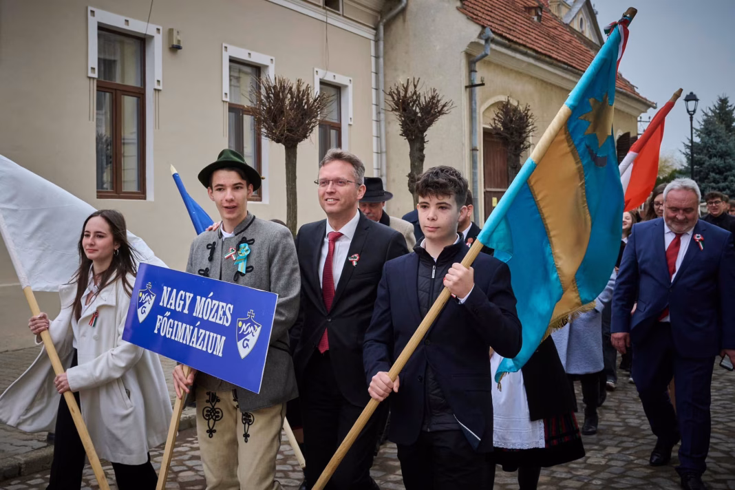 Ministru ungar la Târgu Secuiesc: Maghiarii şi secuii au nevoie atât de tunuri, cât şi de clopote, mai mult decât atât, unul îl atrage după sine pe altul: tunul simbolizează puter Ministru ungar la Târgu Secuiesc: Maghiarii şi secuii au nevoie atât de tunuri, cât şi de clopote, mai mult decât atât, unul îl atrage după sine pe altul: tunul simbolizează puter
