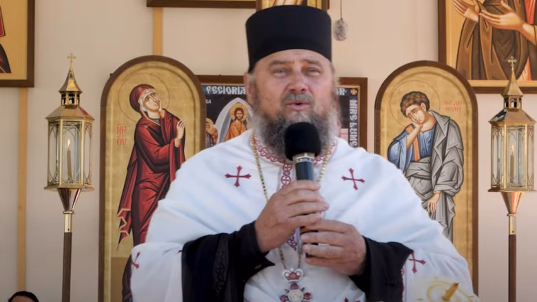 Oamenii lui Zelenski l-au băgat in spital pe preotul care se îngrijește de mormântul artizanului Unirii Bucovinei cu România, Iancu Flondor, chiar înainte de sosirea secretarului de stat al României pentru Culte și ambasadorului României la Kiev Oamenii lui Zelenski l-au băgat in spital pe preotul care se îngrijește de mormântul artizanului Unirii Bucovinei cu România, Iancu Flondor, chiar înainte de sosirea secretarului de stat al României pentru Culte și ambasadorului României la Kiev