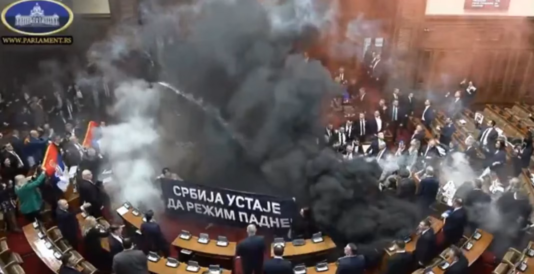 Președintele sârb cere anchetarea parlamentarilor din Opoziție care au dat cu gaze lacrimogene in Parlament: Mass media din Croația și Kosovo susține protestele violente din Serbia Președintele sârb cere anchetarea parlamentarilor din Opoziție care au dat cu gaze lacrimogene in Parlament: Mass media din Croația și Kosovo susține protestele violente din Serbia