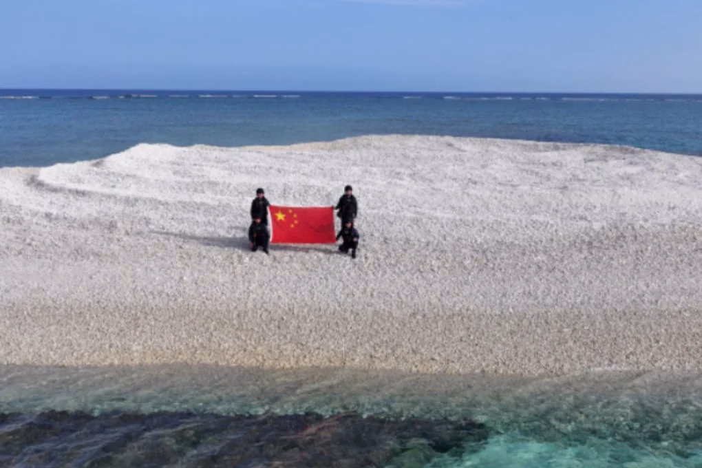 China a arborat steagul pe un recif cheie in Marea Chinei de Sud lângă avanpostul militar al Filipinelor China a arborat steagul pe un recif cheie in Marea Chinei de Sud lângă avanpostul militar al Filipinelor