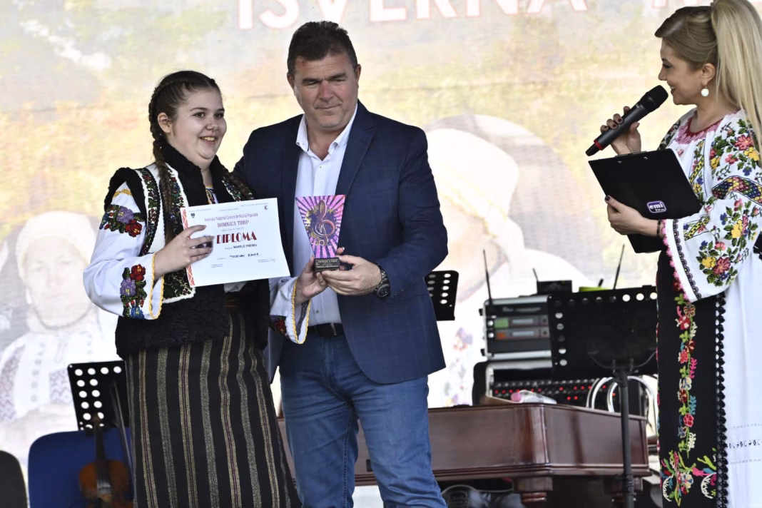 FESTIVALUL NAȚIONAL DE FOLCLOR “DOMNICA TROP” FESTIVALUL NAȚIONAL DE FOLCLOR “DOMNICA TROP”