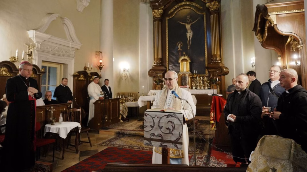 UN NOU CAZ TOKES? Credincioşii s-au rugat pentru a împiedica evacuarea abatelui Rudolf Anzelm Fejes, conducătorul Prepoziturii Ordinului Canonic Premonstratens din Oradea UN NOU CAZ TOKES? Credincioşii s-au rugat pentru a împiedica evacuarea abatelui Rudolf Anzelm Fejes, conducătorul Prepoziturii Ordinului Canonic Premonstratens din Oradea