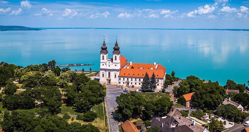 În timp ce turismul românesc scade, în Ungaria crește În timp ce turismul românesc scade, în Ungaria crește