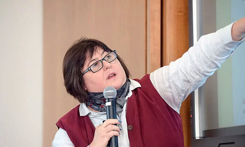 Cum stă doamna Mungiu cu bulanul in mână in colțul uliței din sat pe post de bancomat CONTROVERSA ZILEI DE ANDREI BĂDIN Cum stă doamna Mungiu cu bulanul in mână in colțul uliței din sat pe post de bancomat CONTROVERSA ZILEI DE ANDREI BĂDIN