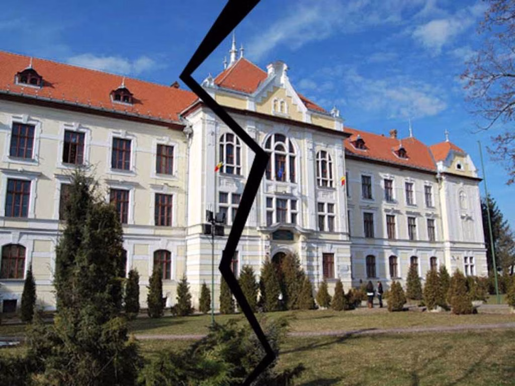 Clasele şcolii transilvănene, desfiinţate anterior, vor redeveni independente sub denumirea de Liceul Romano-Catolic din Târgu Mureş Clasele şcolii transilvănene, desfiinţate anterior, vor redeveni independente sub denumirea de Liceul Romano-Catolic din Târgu Mureş