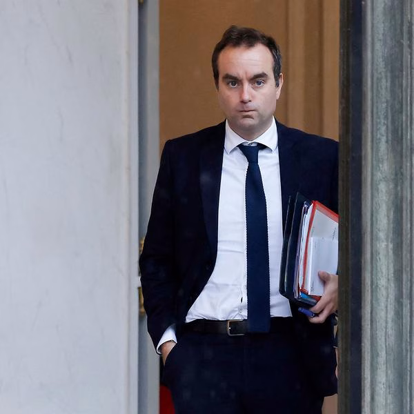 Premierul francez a mințit afirmând că are un master in drept Premierul francez a mințit afirmând că are un master in drept