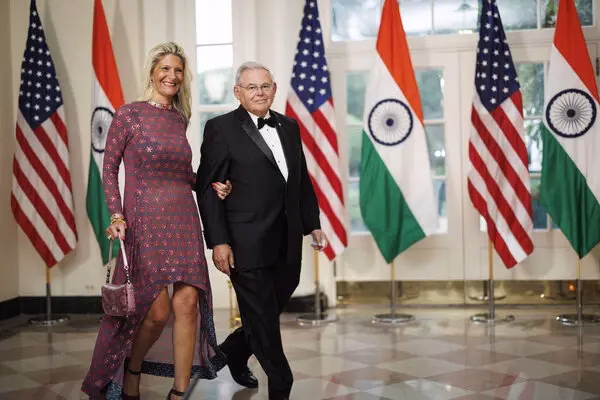 Un influent senator american și nevasta și șpăgile pentru Egipt si Qatar: 480.000 de dolari ascunși prin dulapuri Un influent senator american și nevasta și șpăgile pentru Egipt si Qatar: 480.000 de dolari ascunși prin dulapuri