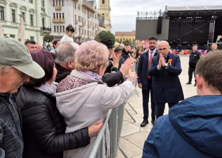 Le-a cerut primarilor să nu mai cheltuie pe paranghelii, dar s-a dus la festivitățile de la Oradea Le-a cerut primarilor să nu mai cheltuie pe paranghelii, dar s-a dus la festivitățile de la Oradea