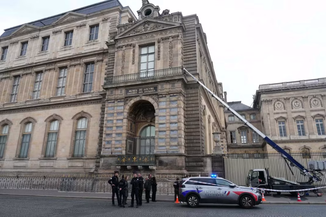 Una dintre bijuteriile furate de la Luvru, coroana împărătesei Eugenie, soția lui Napoleon al III-lea, a fost găsită spartă lângă muzeu Una dintre bijuteriile furate de la Luvru, coroana împărătesei Eugenie, soția lui Napoleon al III-lea, a fost găsită spartă lângă muzeu