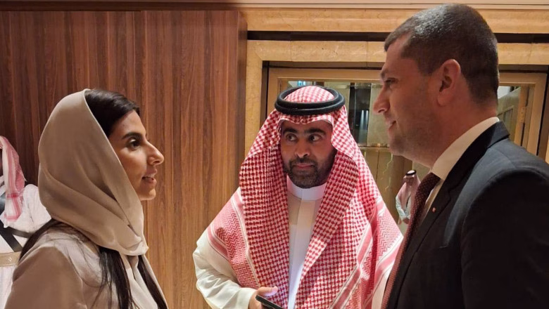 Ministrul USR al Economiei s-a dus pe banii arabilor să facă contracte in numele României Ministrul USR al Economiei s-a dus pe banii arabilor să facă contracte in numele României