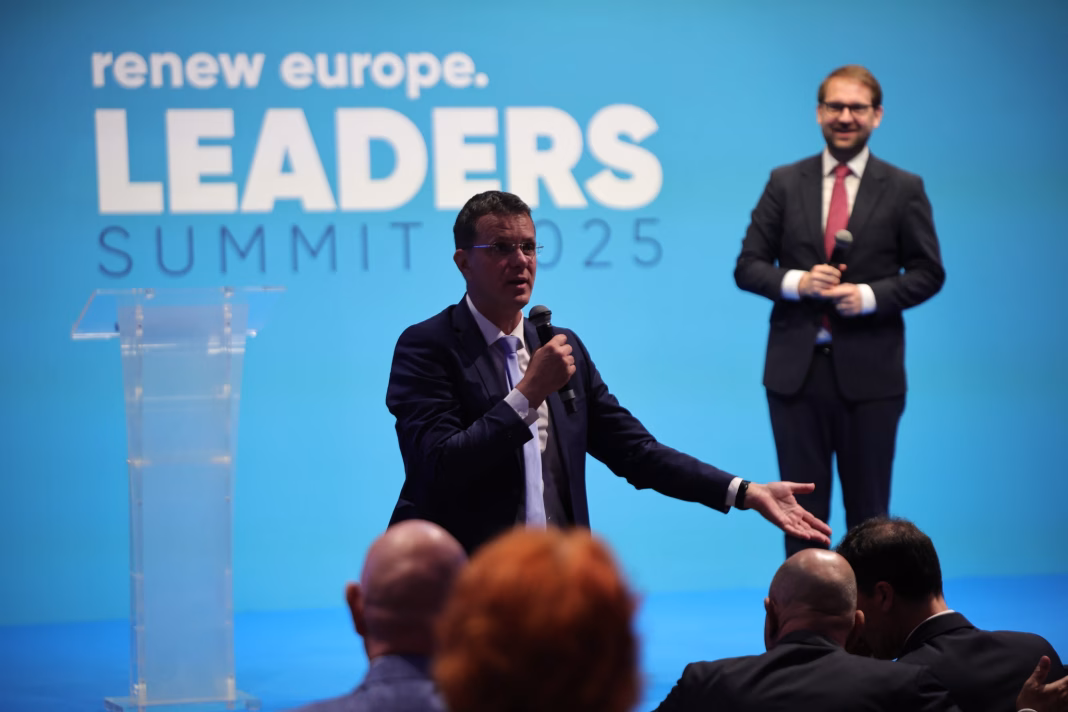 Renew din care face parte și USR: Această administrație Trump este un inamic al Europei. Trebuie să încetăm să ne comportăm prietenește cu ea Renew din care face parte și USR: Această administrație Trump este un inamic al Europei. Trebuie să încetăm să ne comportăm prietenește cu ea