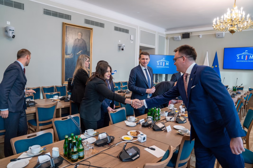 Senatoarea Horga: Polonia reprezintă un model în regiune pentru dezvoltarea sectorului financiar și valorificarea economiilor pe termen lung în sprijinul investițiilor și al economiei reale Senatoarea Horga: Polonia reprezintă un model în regiune pentru dezvoltarea sectorului financiar și valorificarea economiilor pe termen lung în sprijinul investițiilor și al economiei reale