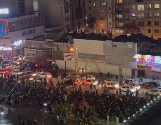 Primarul din Teheran: Protestatarii au vandalizat 26 de bănci și 25 de moschei. Convoiul unui procuror a fost incendiat Primarul din Teheran: Protestatarii au vandalizat 26 de bănci și 25 de moschei. Convoiul unui procuror a fost incendiat