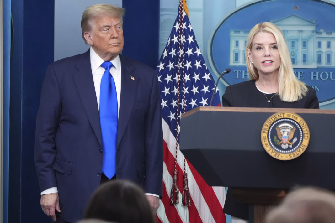 Trump l-a demis pe procurorul general din cauză că nu a făcut dosare adversarilor săi politici Trump l-a demis pe procurorul general din cauză că nu a făcut dosare adversarilor săi politici