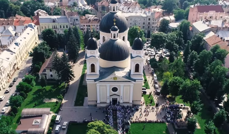 Ucrainienii vor să ia complexul imobiliar al Catedralei Pogorârea Sfântului Duh din Cernăuți, simbolul Bucovinei. Au încercat și prin forță Ucrainienii vor să ia complexul imobiliar al Catedralei Pogorârea Sfântului Duh din Cernăuți, simbolul Bucovinei. Au încercat și prin forță