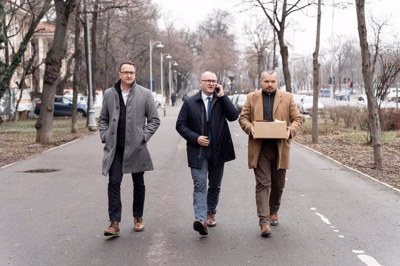 Primarii din Miercurea Ciuc, Gheorgheni şi Odorheiu Secuiesc au depus la Cancelaria premierului petiţii cu peste 10.000 de semnături prin care cer reducerea taxelor Primarii din Miercurea Ciuc, Gheorgheni şi Odorheiu Secuiesc au depus la Cancelaria premierului petiţii cu peste 10.000 de semnături prin care cer reducerea taxelor