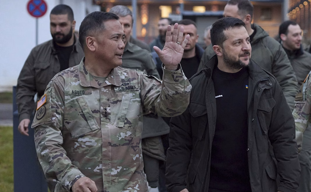 General american, comandantul Grupului de Asistență pentru Ucraina, s-a îmbătat muci la Kiev, a pierdut documente secrete și a făcut comoție cerebrală General american, comandantul Grupului de Asistență pentru Ucraina, s-a îmbătat muci la Kiev, a pierdut documente secrete și a făcut comoție cerebrală