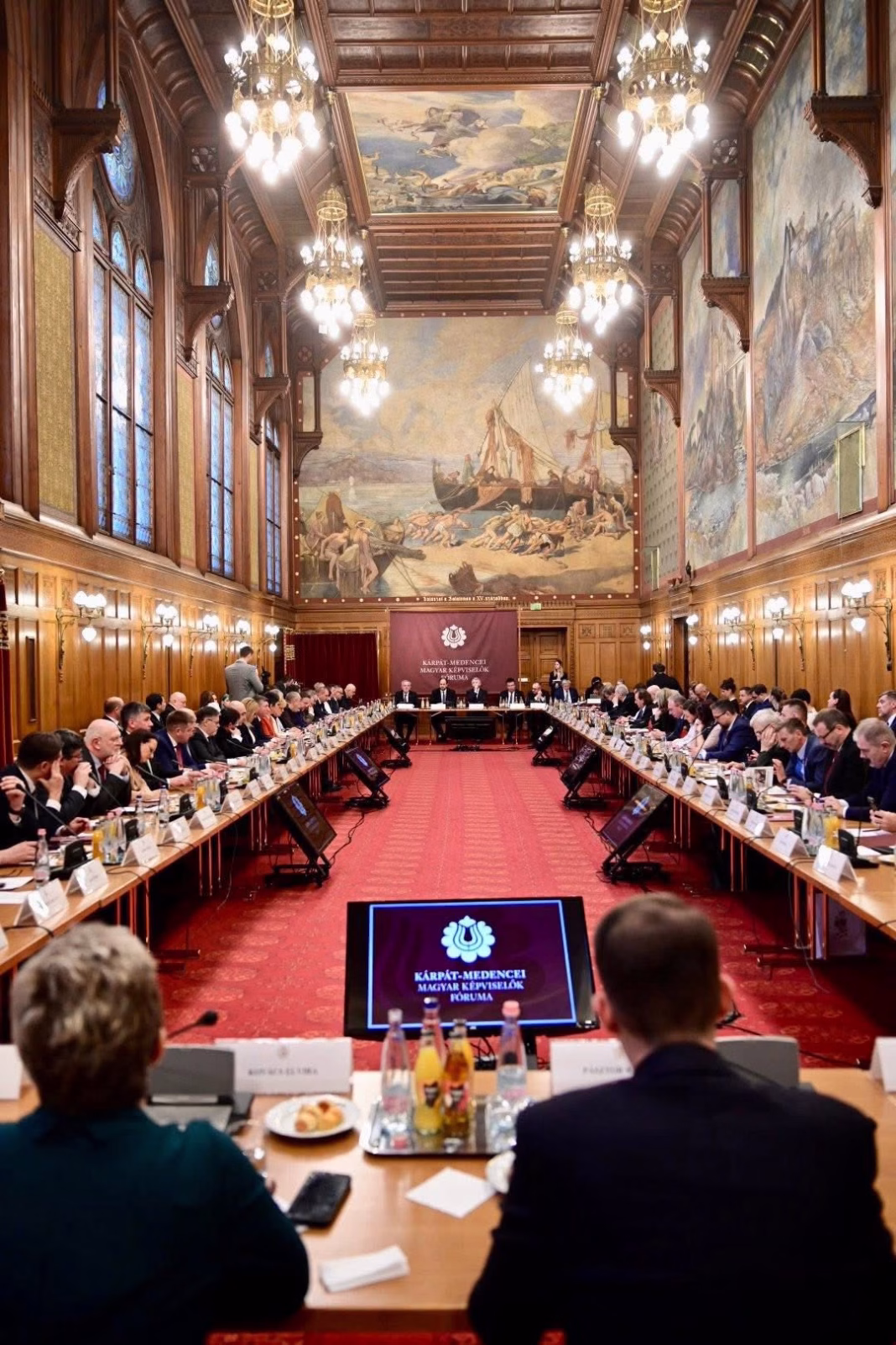 Forumul Reprezentanţilor Maghiari din Bazinul Carpatic din care face parte și UDMR către liderii maghiari: Nu trebuie cedat șantajului politic, financiar sau economic extern care ar avea drept scop implicarea Ungariei în război Forumul Reprezentanţilor Maghiari din Bazinul Carpatic din care face parte și UDMR către liderii maghiari: Nu trebuie cedat șantajului politic, financiar sau economic extern care ar avea drept scop implicarea Ungariei în război