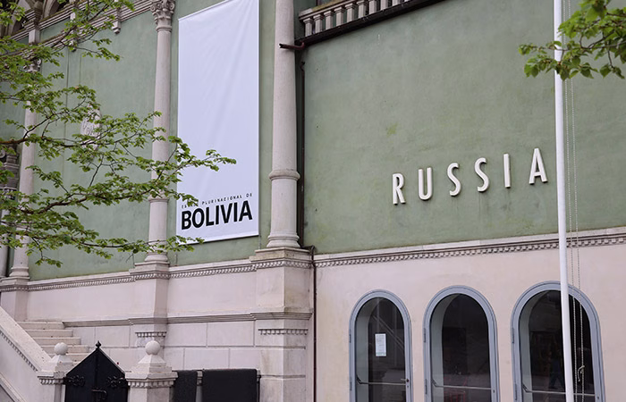 Comisia Europeană amenință că taie finanțarea de 2 milioane de euro pentru Bienala de la Veneția dacă Rusia va fi invitată Comisia Europeană amenință că taie finanțarea de 2 milioane de euro pentru Bienala de la Veneția dacă Rusia va fi invitată