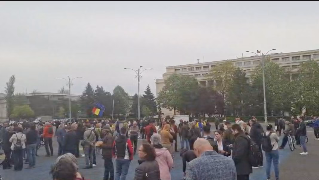 Eșec la mitingul pro Bolo din Piața Victoriei. S-a băgat in seamă fostul ministru PDL Radu Berceanu, care a fost huiduit și salvat de jandarmi Eșec la mitingul pro Bolo din Piața Victoriei. S-a băgat in seamă fostul ministru PDL Radu Berceanu, care a fost huiduit și salvat de jandarmi