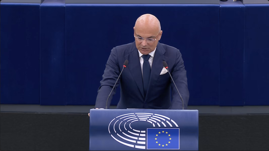 Rareș Bogdan in Parlamentul European: 450 de milioane de cetățeni așteaptă soluții. Costul carburanților, al energiei a devenit atât de mare încât consumul a scăzut dramatic, mici afaceri se închid, clasa mijlocie abia mai respiră Rareș Bogdan in Parlamentul European: 450 de milioane de cetățeni așteaptă soluții. Costul carburanților, al energiei a devenit atât de mare încât consumul a scăzut dramatic, mici afaceri se închid, clasa mijlocie abia mai respiră