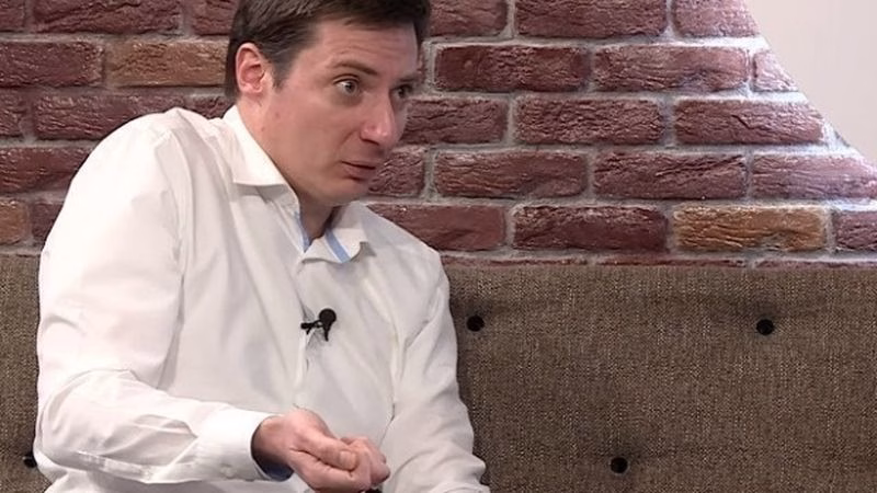 Andrei Caramitru: 90% din români „nu țin minte sau înțeleg mai mult decât o frază simplă” Andrei Caramitru: 90% din români „nu țin minte sau înțeleg mai mult decât o frază simplă”