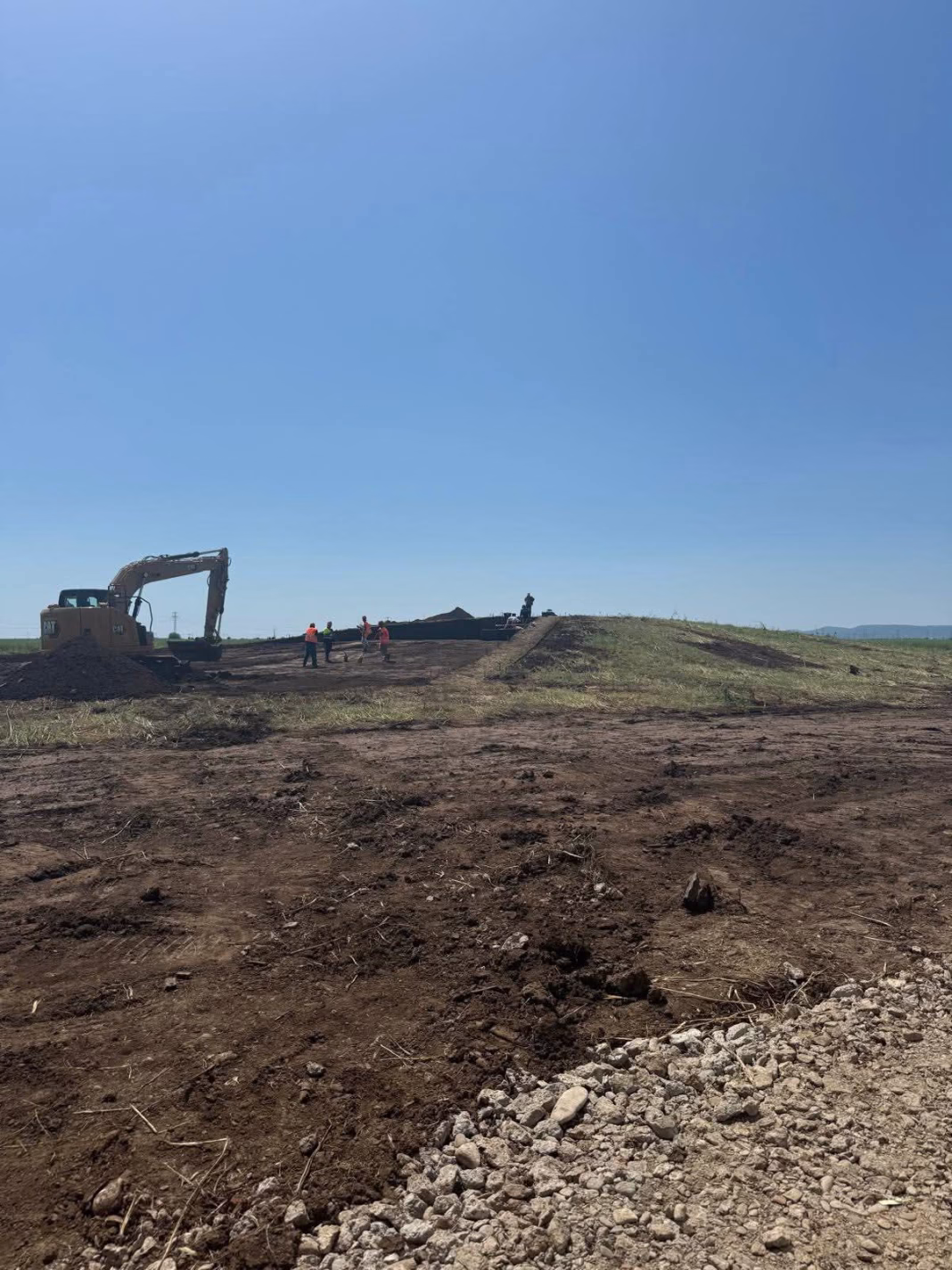 Un mormânt vechi de circa 5000 de ani a fost descoperit de arheologi pe șantierul pasajului suprateran care va fi construit la Băicoi Un mormânt vechi de circa 5000 de ani a fost descoperit de arheologi pe șantierul pasajului suprateran care va fi construit la Băicoi