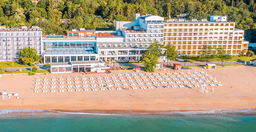 Rezervările turiştilor români la hotelurile de 4 şi 5 stele de pe litoralul bulgăresc au crescut cu peste 30%. Se recrutează personal vorbitor de română, au fost introduse canale tv românești și mâncare românească Rezervările turiştilor români la hotelurile de 4 şi 5 stele de pe litoralul bulgăresc au crescut cu peste 30%. Se recrutează personal vorbitor de română, au fost introduse canale tv românești și mâncare românească