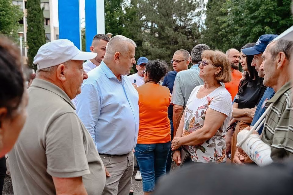 Primarul din Turnu Severin a luat la rând cartierele orașului Primarul din Turnu Severin a luat la rând cartierele orașului