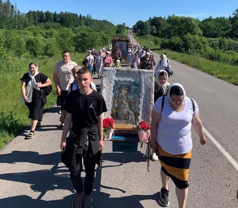 Ucrainienii i-au amendat pe români că au parcurs pe jos 30 de kilometri până la simbolul ortodoxismului de la Crasna Ucrainienii i-au amendat pe români că au parcurs pe jos 30 de kilometri până la simbolul ortodoxismului de la Crasna