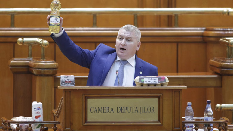 Șeful CJ Caraș Severin: Au și boicotat, dar au și încasat. În 2017, deputatul PNL Florin Roman (foarte activ și acum) a intrat în greva foamei timp de trei ore între micul dejun și prânz Șeful CJ Caraș Severin: Au și boicotat, dar au și încasat. În 2017, deputatul PNL Florin Roman (foarte activ și acum) a intrat în greva foamei timp de trei ore între micul dejun și prânz