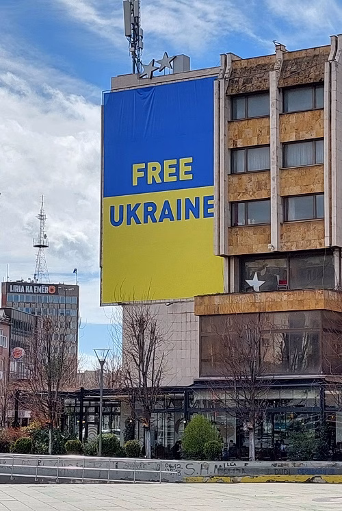 Zelenski a dat jos drapelul Ucrainei din capitala Kosovo amplasat de la începutul războiului cu Rusia Zelenski a dat jos drapelul Ucrainei din capitala Kosovo amplasat de la începutul războiului cu Rusia