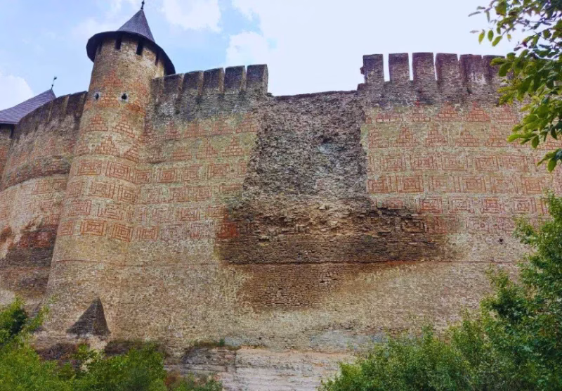 Cetatea Hotin a lui Ștefan cel Mare se prăbușește pas cu pas. După așa zisele „investiții” ucrainiene a început degradarea Cetatea Hotin a lui Ștefan cel Mare se prăbușește pas cu pas. După așa zisele „investiții” ucrainiene a început degradarea