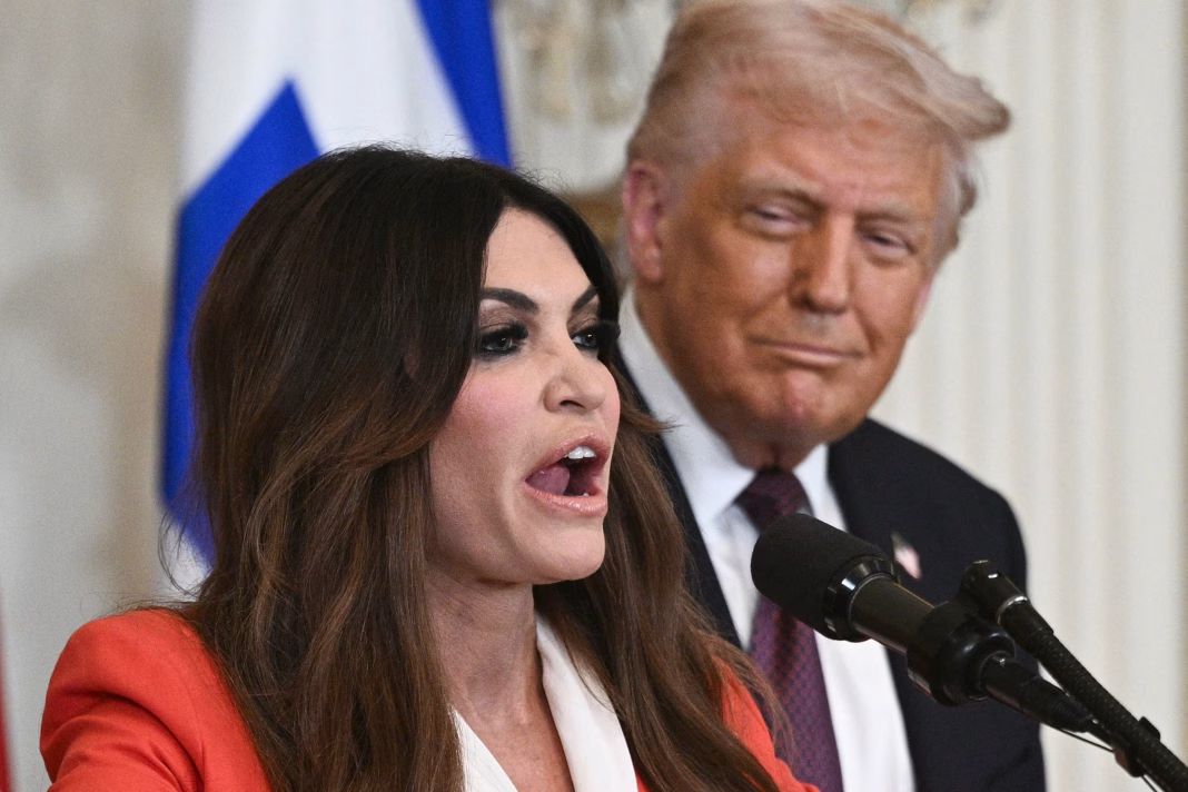 Trump o execută pe ambasadoarea din Grecia Trump o execută pe ambasadoarea din Grecia