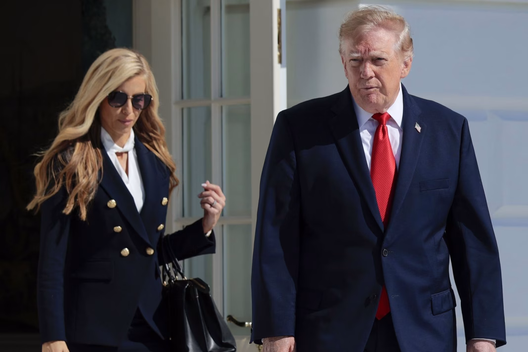 Trump își dă afară purtătoarea de cuvânt după câteva zile Trump își dă afară purtătoarea de cuvânt după câteva zile
